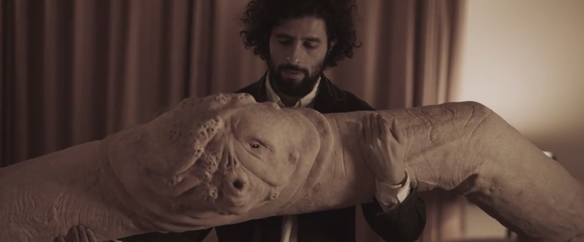 José González cuida a un gusano gigante en el video de 