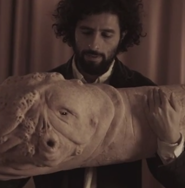 José González cuida a un gusano gigante en el video de 