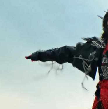 Yeah Yeah Yeahs versiona “Spitting Off the Edge of the World”