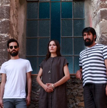 Karen y los Remedios llegará al Salón Barba Azul