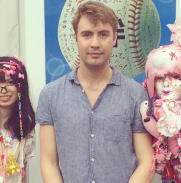 Kenneth William presenta tema en solitario