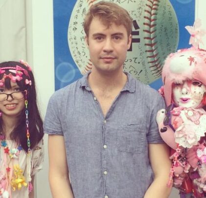 Kenneth William presenta tema en solitario