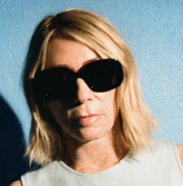 Kim Gordon estrena el video de “Bangin’ on the Freeway”