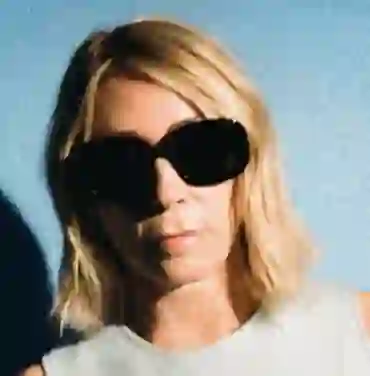 Kim Gordon estrena el video de “Bangin’ on the Freeway”