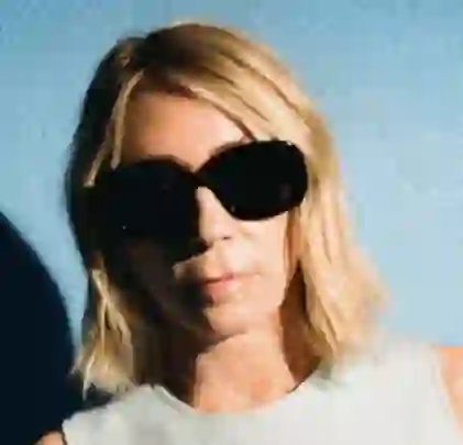 Kim Gordon estrena el video de “Bangin’ on the Freeway”