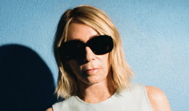 Kim Gordon estrena el video de “Bangin’ on the Freeway”