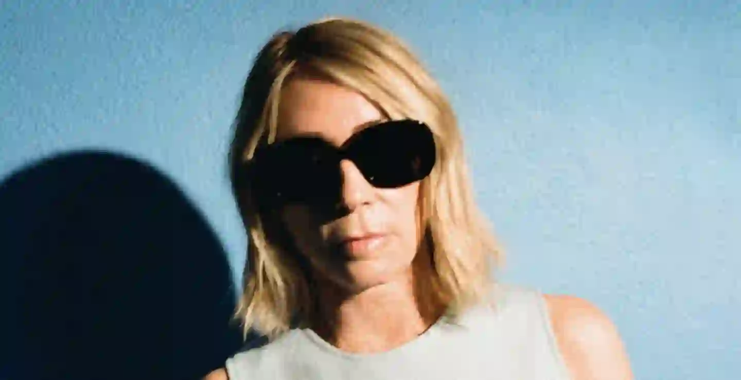 Kim Gordon estrena el video de “Bangin’ on the Freeway”