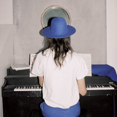 Escucha un nuevo sencillo de Kindness