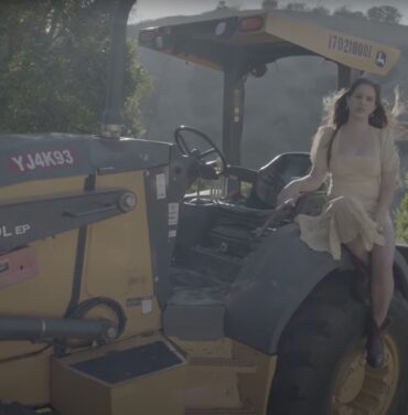 Lana Del Rey revela nuevo videoclip para “Blue Banisters”