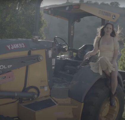 Lana Del Rey revela nuevo videoclip para “Blue Banisters”