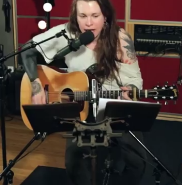 Mira un cover que Laura Jane Grace