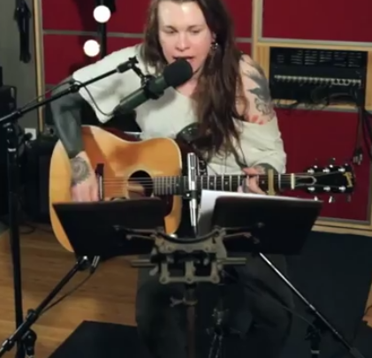 Mira un cover que Laura Jane Grace