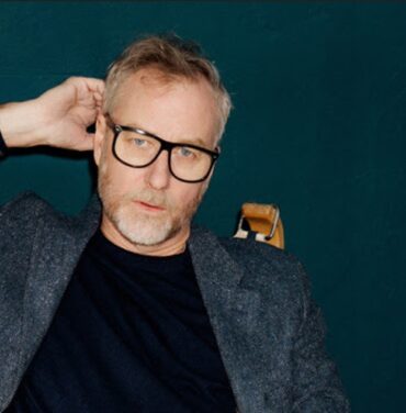 Matt Berninger anuncia álbum y estrena “Bonnet Of Pins”