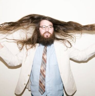 Matthew E. White camina sobre nieve en 