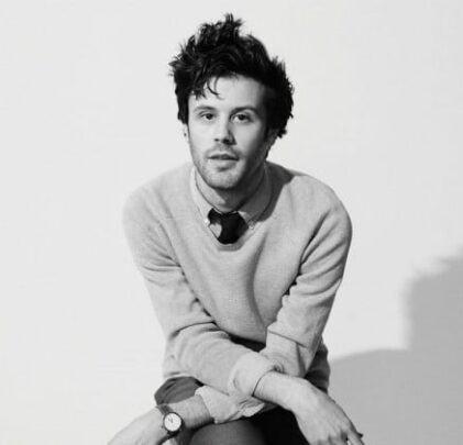 Michael Angelakos brinda apoyo a músicos