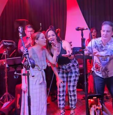Natalia Lafourcade sorprende a banda de covers en Houston
