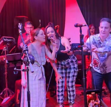 Natalia Lafourcade sorprende a banda de covers en Houston