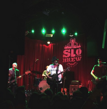 Neil Young toca con hijos de Willie Nelson