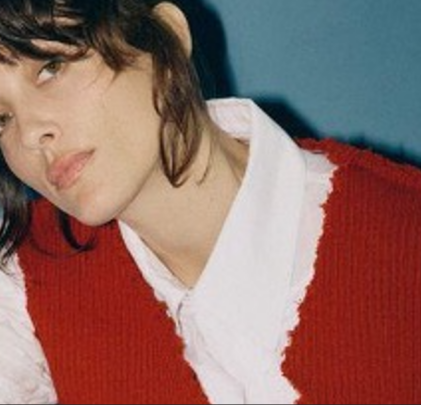 Noga Erez estrena “AYAYAY” junto a Dillom