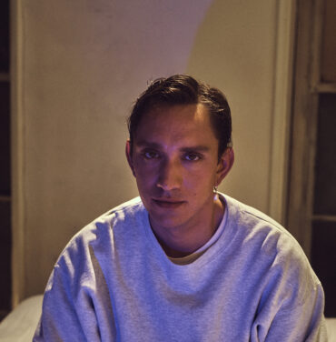 Oliver Sim presenta el sencillo “Hideous” y anuncia disco