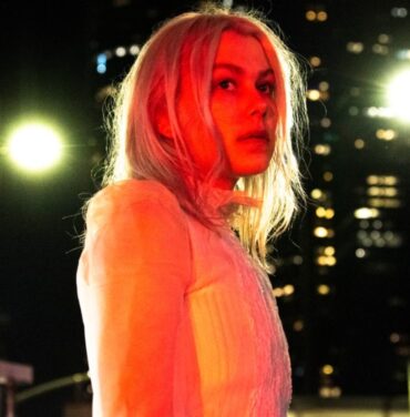 Phoebe Bridgers comparte versiones de 