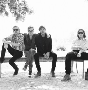 Phoenix estrena colaboración con León Larregui