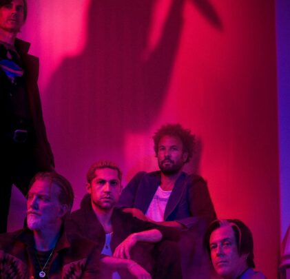 Queens of the Stone Age estrena “Carnavoyeur”