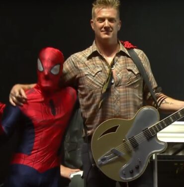 ¡Imperdible! Queens Of The Stone Age frente a frente con Spider-Man