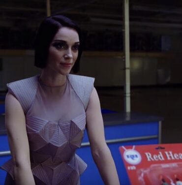 St. Vincent protagoniza el video “Half Love” de Red Hearse