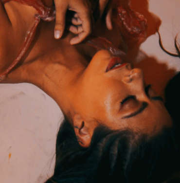 Escucha “Bonita” de Renee Mooi