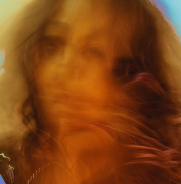 PREMIERE: Renee Mooi estrena “Minimalista”