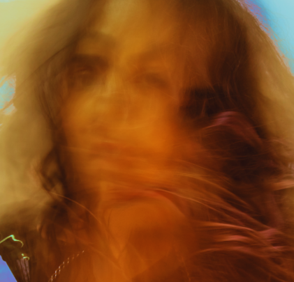 PREMIERE: Renee Mooi estrena “Minimalista”