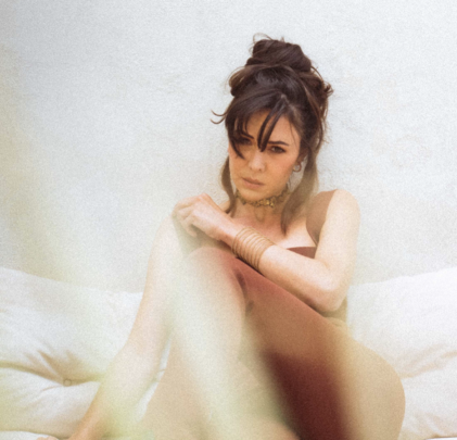 “Colors Of Blue”, la nueva canción de Riva Taylor