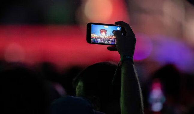 Selfies en conciertos, ¿bueno o malo?