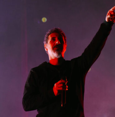 Escucha “Your Mom”, lo nuevo de Serj Tankian 