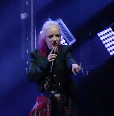VIDEO: Shirley Manson detiene pelea en concierto