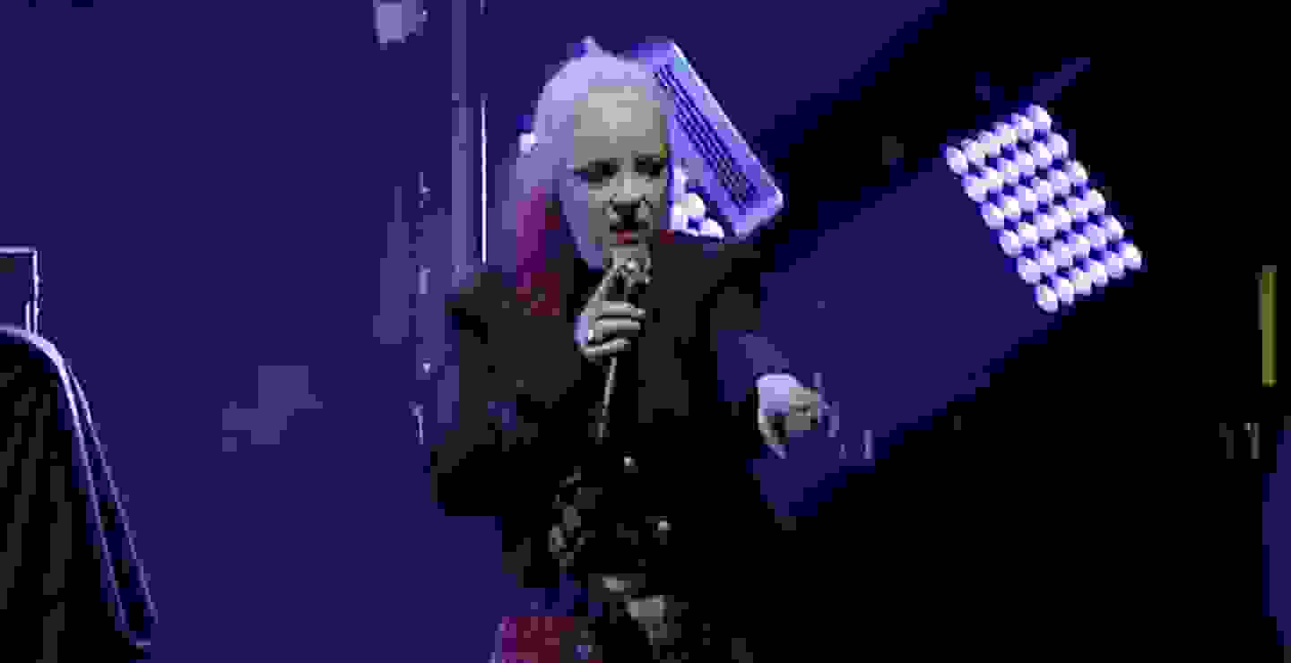 VIDEO: Shirley Manson detiene pelea en concierto