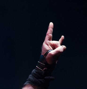 Según estudio, los hombres tocan metal para impresionar a otros hombres