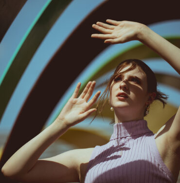 Escucha “Please Don’t Hate Me”, el debut de Sophia Warren