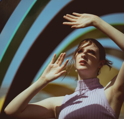 Escucha “Please Don’t Hate Me”, el debut de Sophia Warren