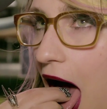 Speedy Ortiz ingiere alucinógenos en video