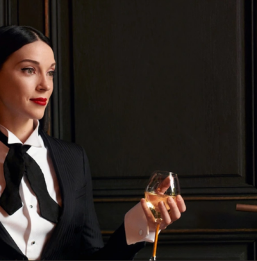 St. Vincent hechiza con “DOA”, un lanzamiento para A24