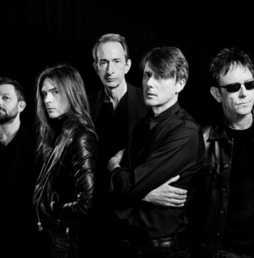 Suede comparte su nuevo sencillo, “That Boy On The Stage”