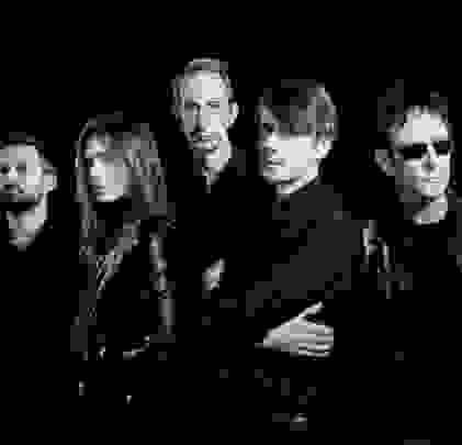 Suede comparte su nuevo sencillo, “That Boy On The Stage”