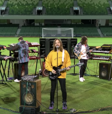 Tame Impala interpreta temas en la premiere del FIFA 21