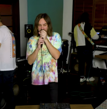 Tame Impala ofreció concierto desde casa para Tiny Desk 