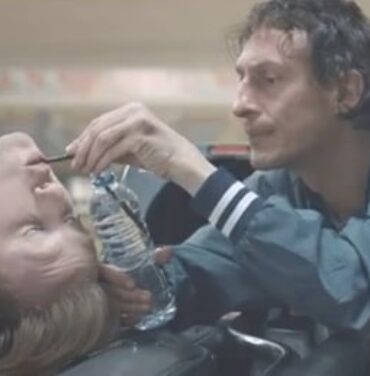 Cabezas y bolos en el nuevo video de Two Door Cinema Club