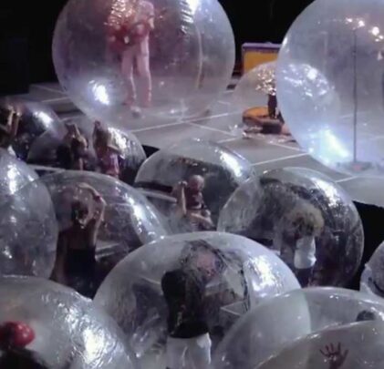 Mira a The Flaming Lips tocando dentro de burbujas