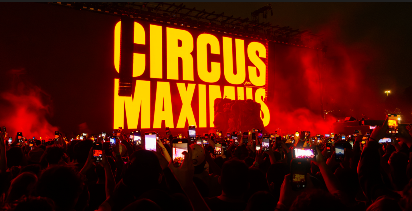 Travis Scott en la Explanada del Estadio Azteca