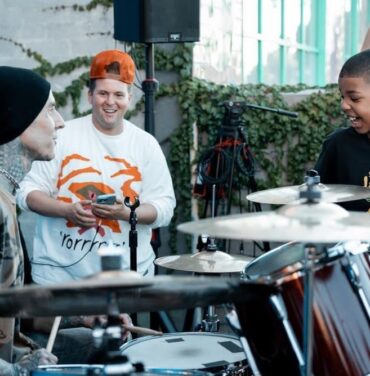 Travis Barker toca la batería con fan de 9 años